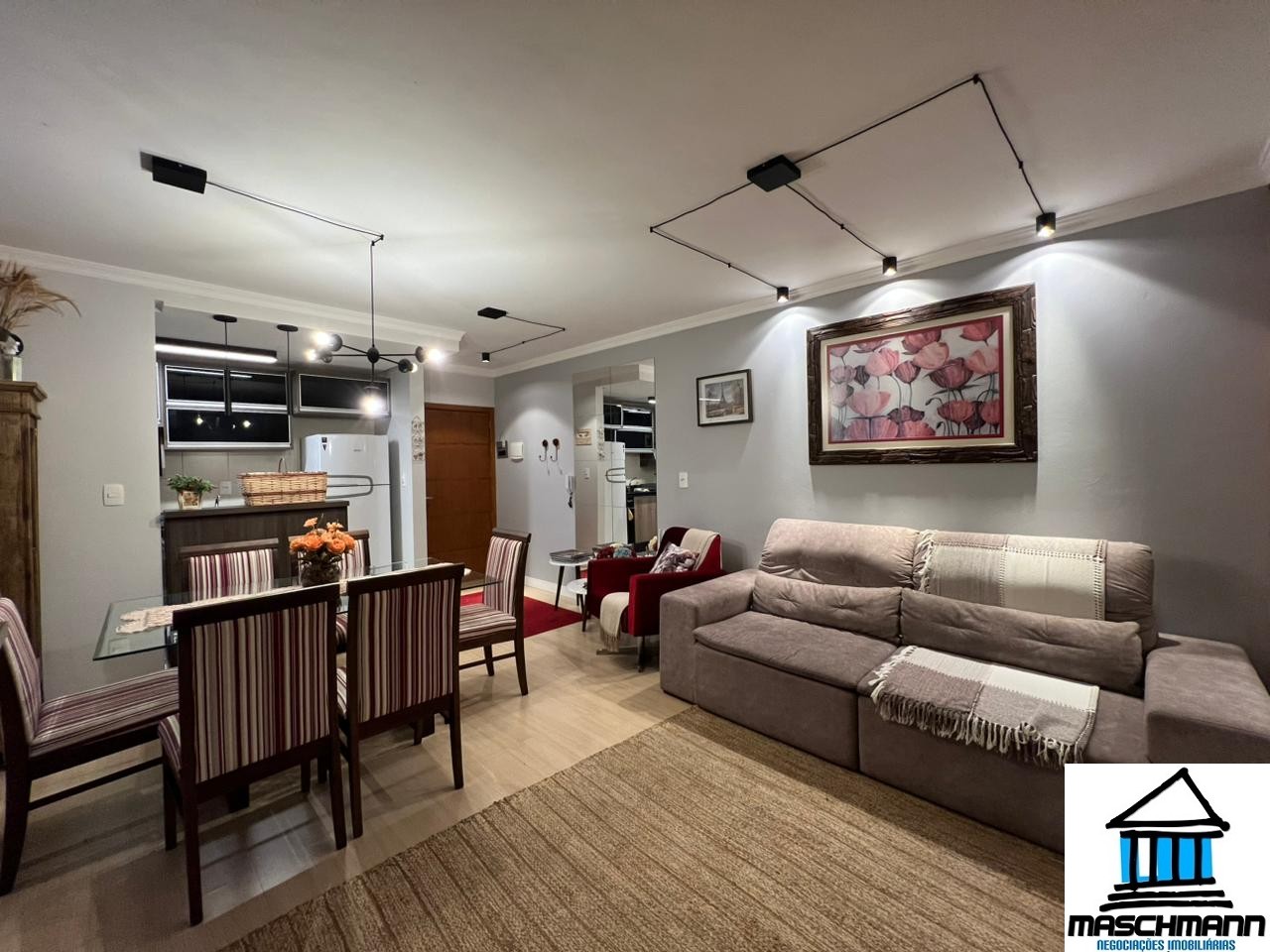 Apartamento de 2 dormitórios mobiliado no centro de Canela