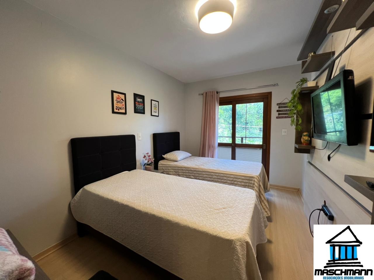 Apartamento de 2 dormitórios mobiliado no centro de Canela