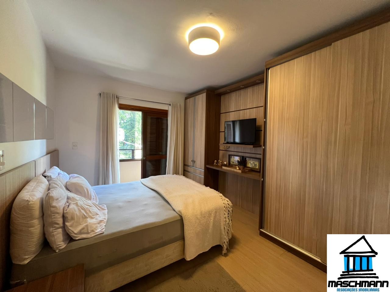 Apartamento de 2 dormitórios mobiliado no centro de Canela