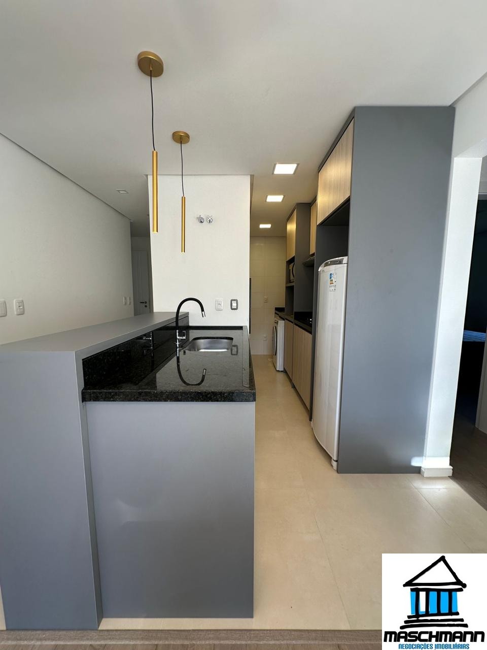 Apartamento novo semi mobiliado de 2 dormitórios em Gramado para venda.