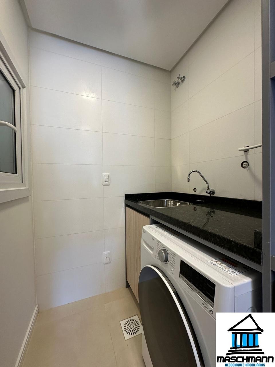 Apartamento novo semi mobiliado de 2 dormitórios em Gramado para venda.