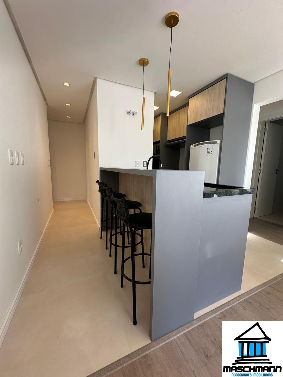 Apartamento novo semi mobiliado de 2 dormitórios em Gramado para venda.