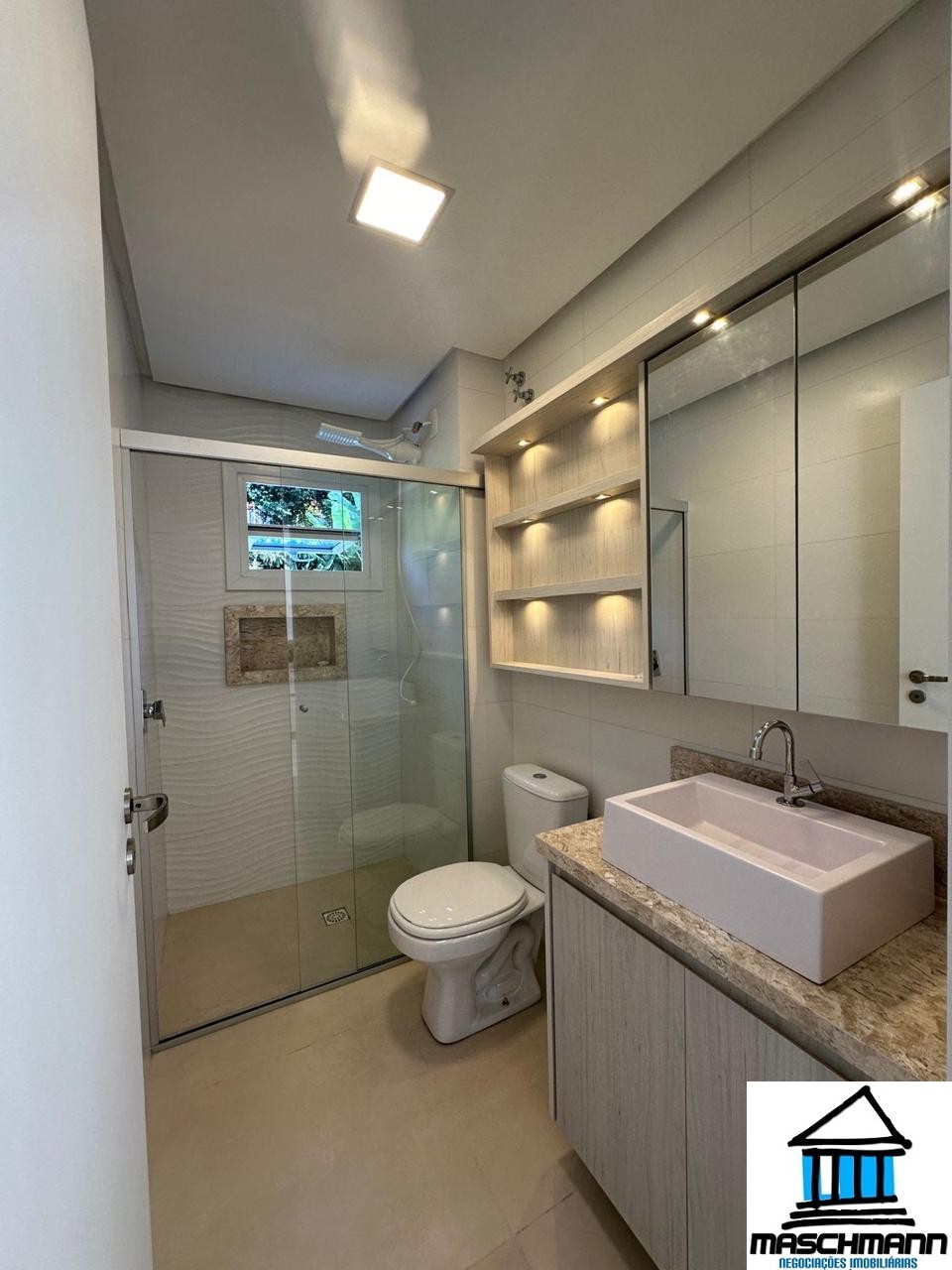 Apartamento novo semi mobiliado de 2 dormitórios em Gramado para venda.