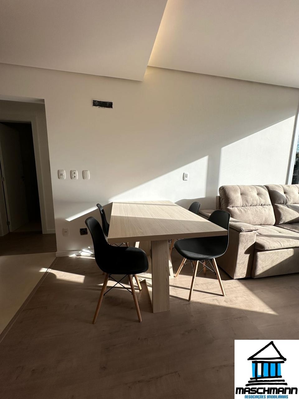 Apartamento novo semi mobiliado de 2 dormitórios em Gramado para venda.