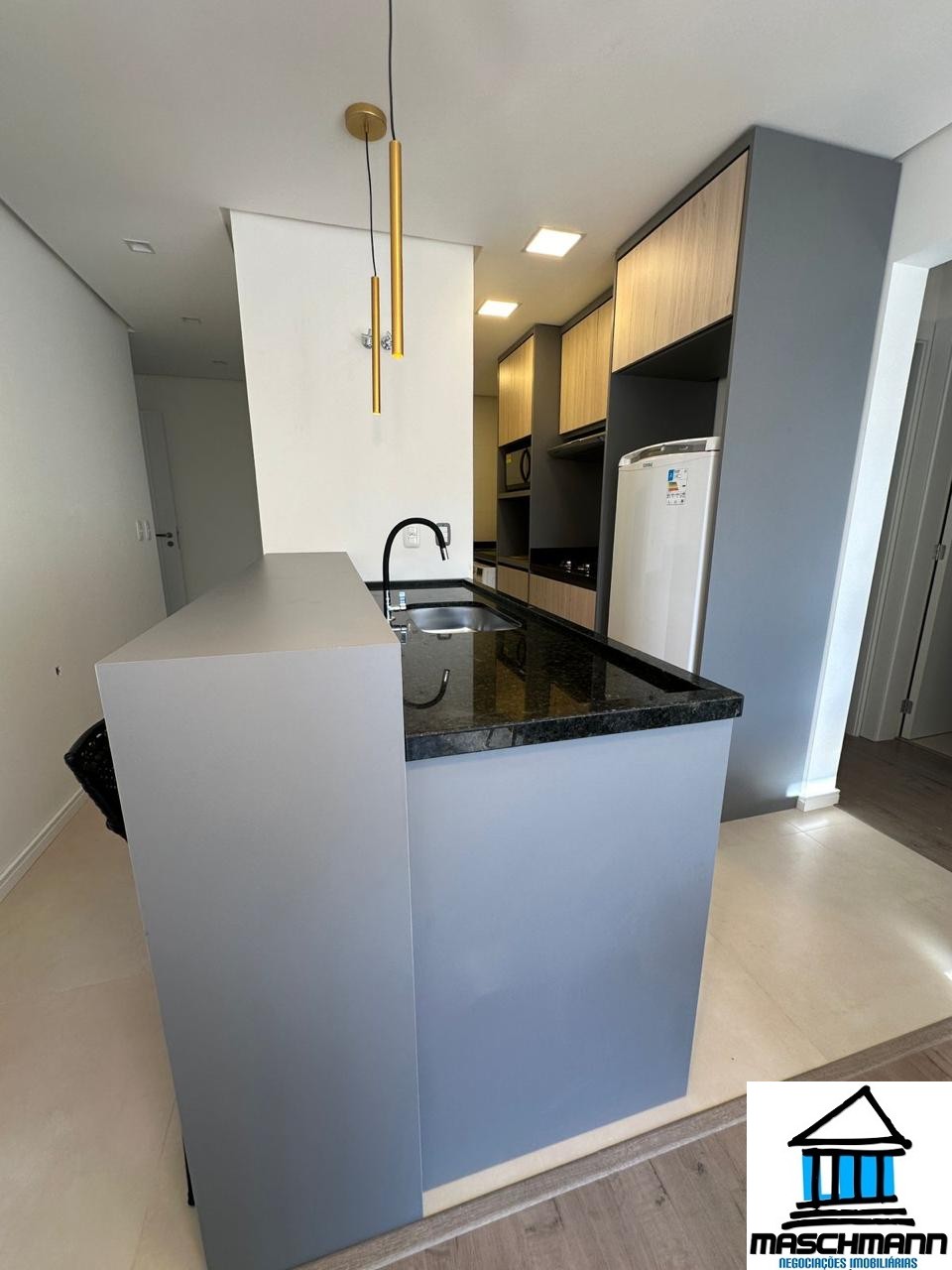 Apartamento novo semi mobiliado de 2 dormitórios em Gramado para venda.