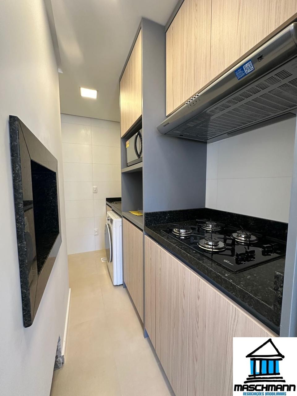 Apartamento novo semi mobiliado de 2 dormitórios em Gramado para venda.