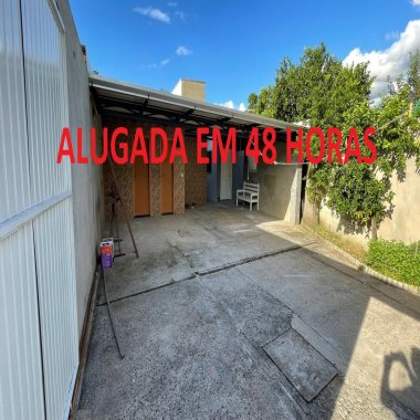 Casa com 2 quartos, 2 banheiros e duas vagas de garagem para locação em Esteio