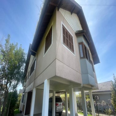 Apartamento amplo e mobiiado de 3 dormitórios com suíte à venda em Canela, RS