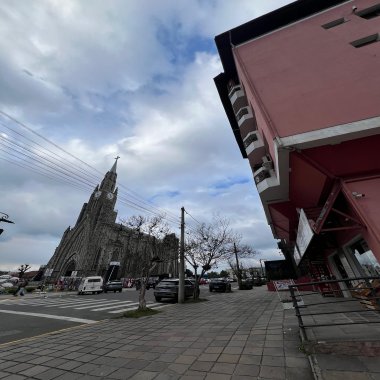 Apartamento Mobiliado com Lareira e Vista para a Catedral de Pedra no Centro de Canela 